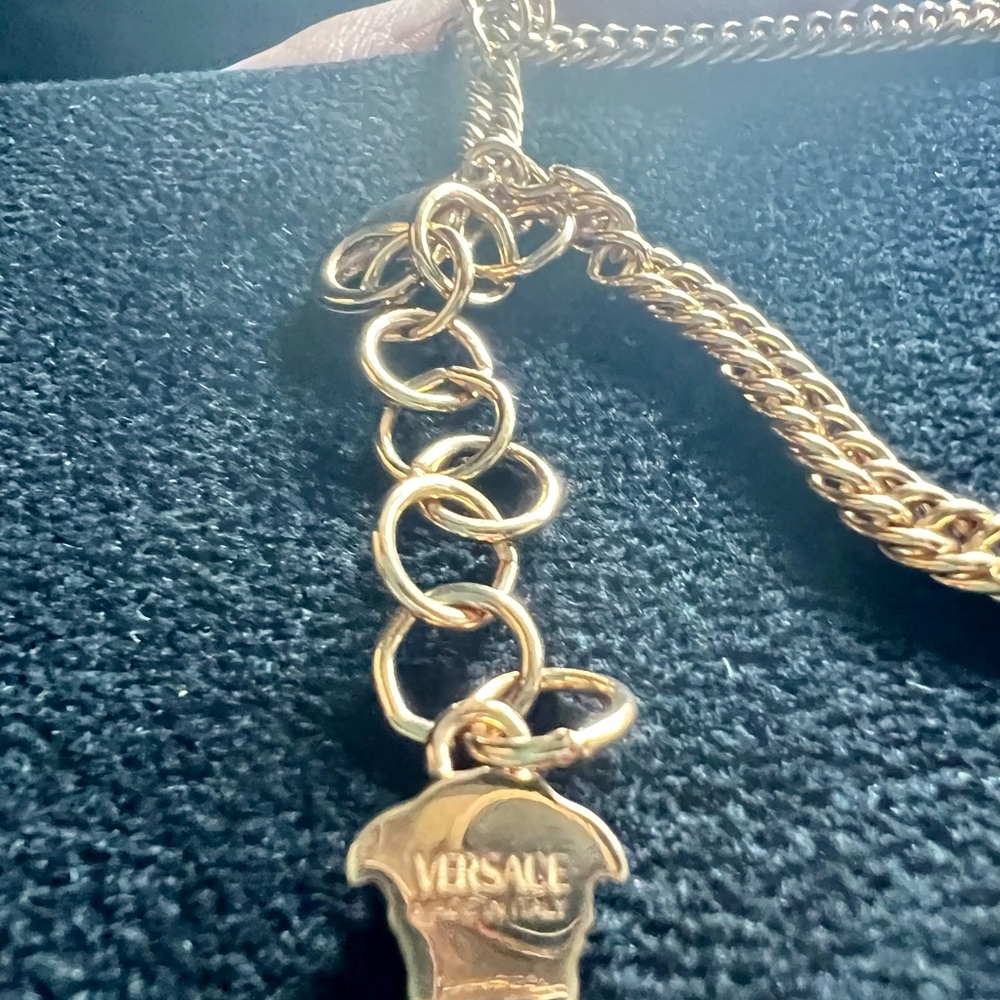🛑 NOT FOR SALE 💕Versace Gold Tone Medusa Necklace - Picture 5 of 7